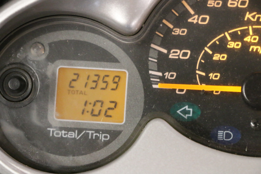 photo de TACHOMETER YAMAHA YP MAJESTY 125 (2002 - 2006) - Technische Nahaufnahme