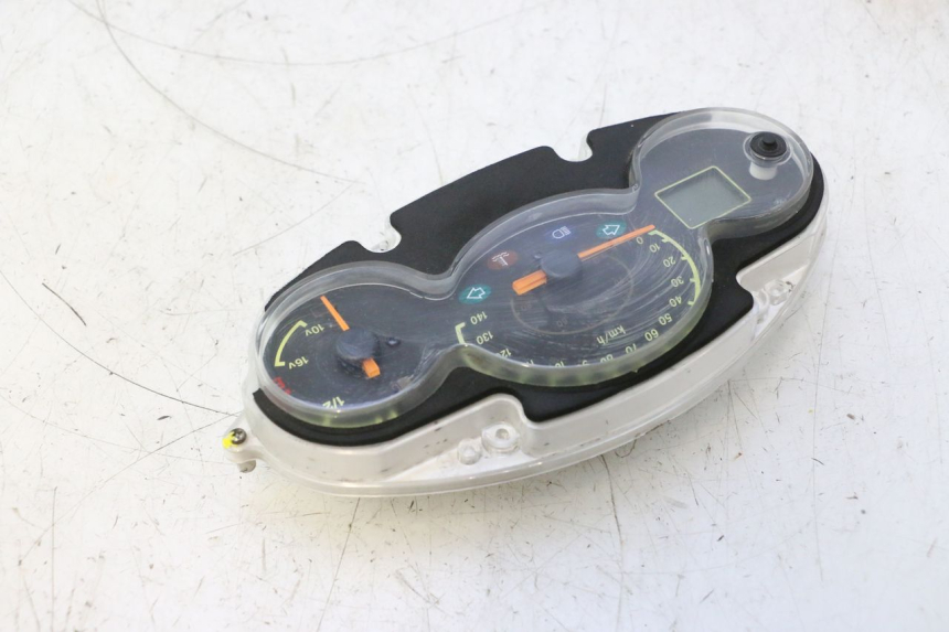 photo de TACHOMETER YAMAHA YP MAJESTY 125 (2002 - 2006) - Details der Befestigungspunkte