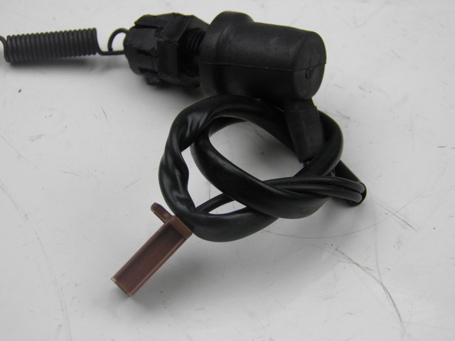 photo de BREMSLICHTSCHALTER HINTEN YAMAHA TDR 125 (1997 - 1996) - Zoom auf Gebrauchszustand