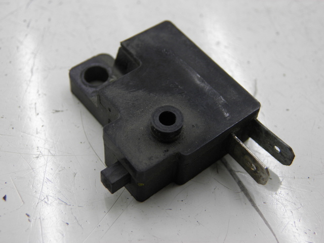 photo de BREMSLICHTSCHALTER RECHTS HONDA FES FORESIGHT 250 (1997 - 2002) - Detailansicht des Bauteils