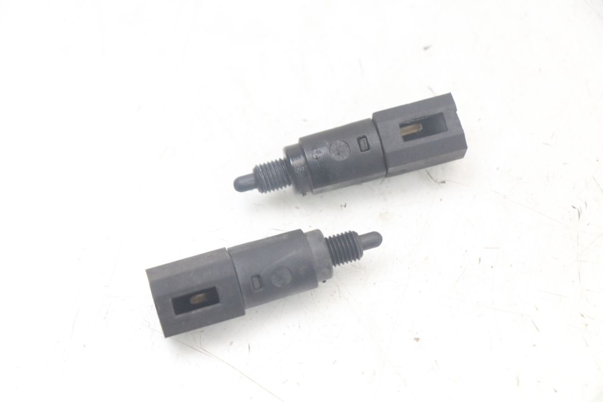 photo de BREMSLICHTSCHALTER PIAGGIO LIBERTY 125 (2009 - 2013) - Detailansicht des Bauteils