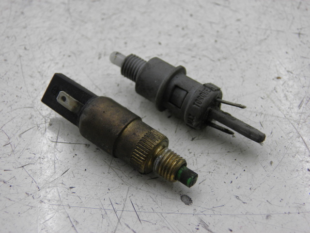 photo de BREMSLICHTSCHALTER PIAGGIO LX 125 (1998 - 2000) - Hauptansicht