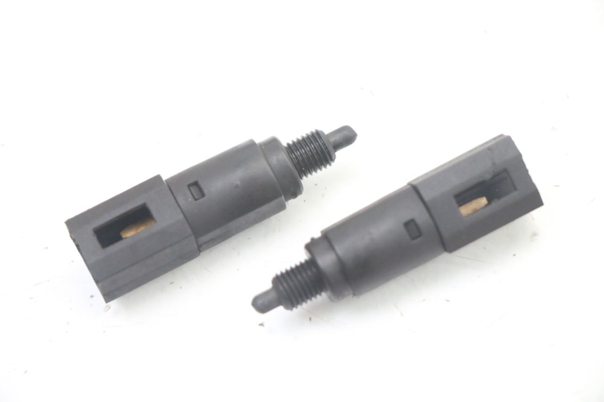 photo de BREMSLICHTSCHALTER PIAGGIO VESPA GRANTURISMO 125 (2003 - 2007) - Detailansicht des Bauteils