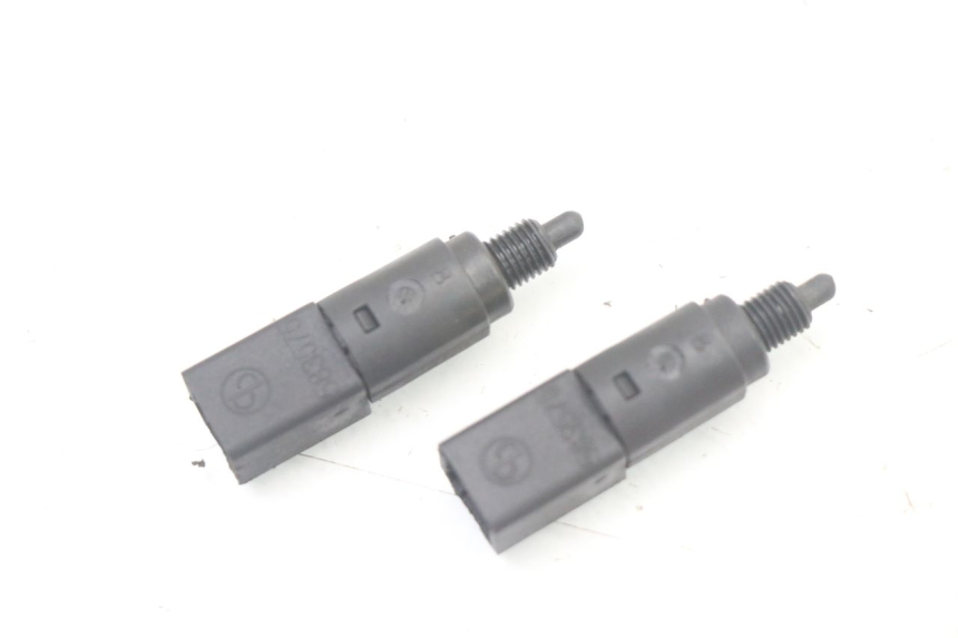 photo de BREMSLICHTSCHALTER PIAGGIO VESPA GRANTURISMO 125 (2003 - 2007) - Zoom auf Gebrauchszustand