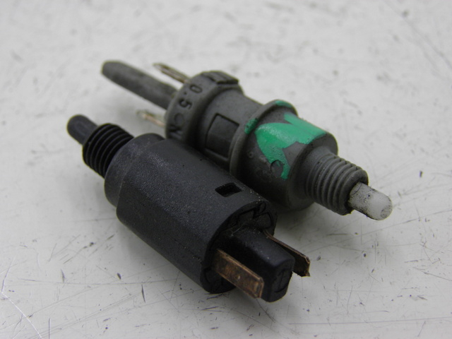 photo de BREMSLICHTSCHALTER PIAGGIO ZIP 4T 50 (2001 - 2008) - Hauptansicht