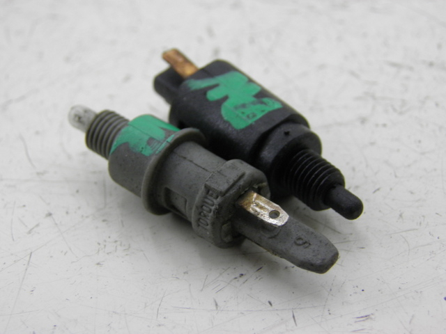 photo de BREMSLICHTSCHALTER PIAGGIO ZIP 4T 50 (2001 - 2008) - Detailansicht des Bauteils