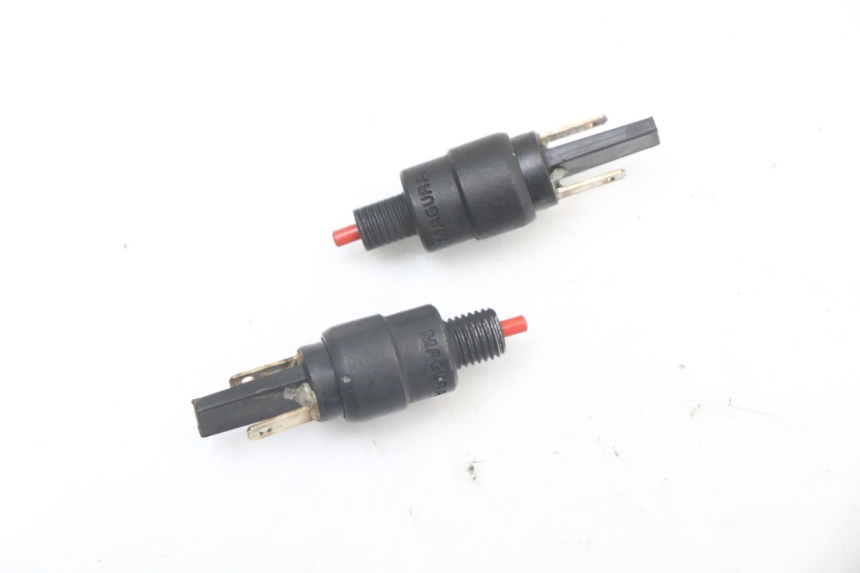 photo de BREMSLICHTSCHALTER PIAGGIO VESPA PRIMAVERA 4T 50 (2021 - 2024) - Zoom auf Gebrauchszustand