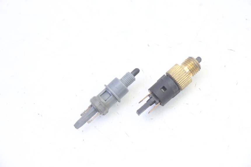 photo de BREMSLICHTSCHALTER PEUGEOT VIVACITY NEW 4T 50 (2008 - 2017) - Zoom auf Gebrauchszustand