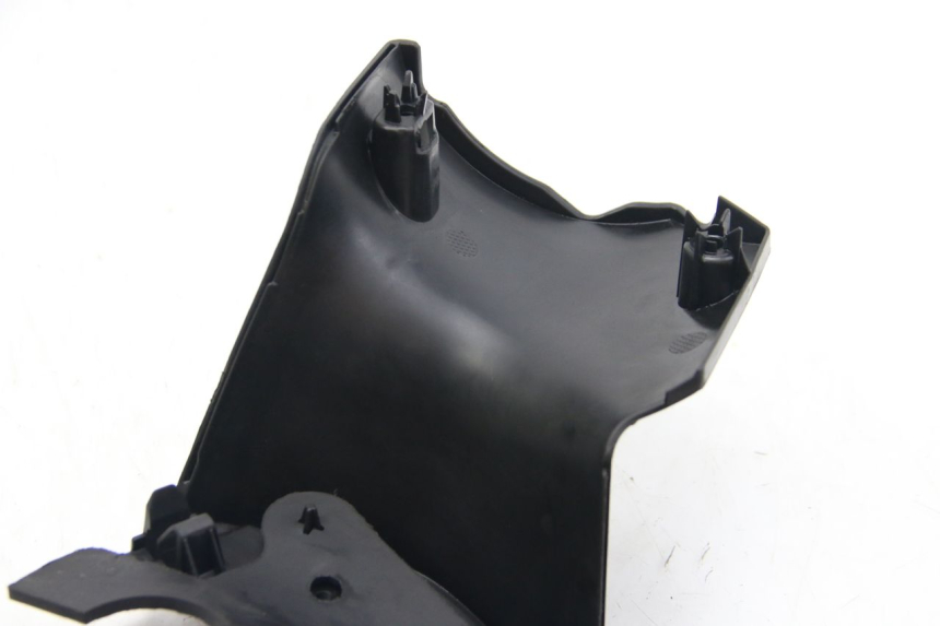 photo de HINTERE LENKERABDECKUNG PEUGEOT CITYSTAR 125 (2011 - 2017) - Details der Befestigungspunkte