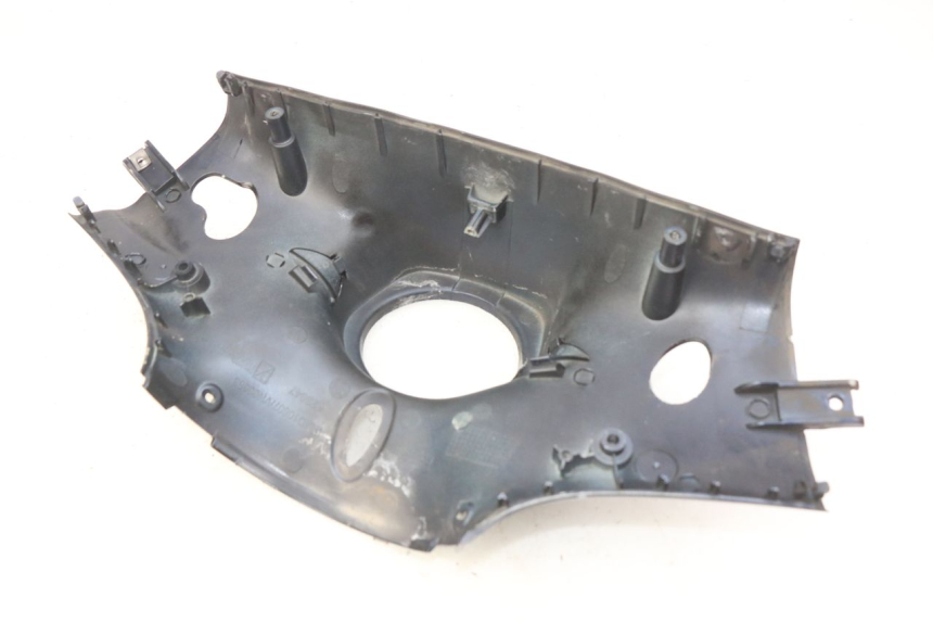 photo de HINTERE LENKERABDECKUNG PIAGGIO VESPA PRIMAVERA 2T 50 (2013 - 2018) - Detailansicht des Bauteils