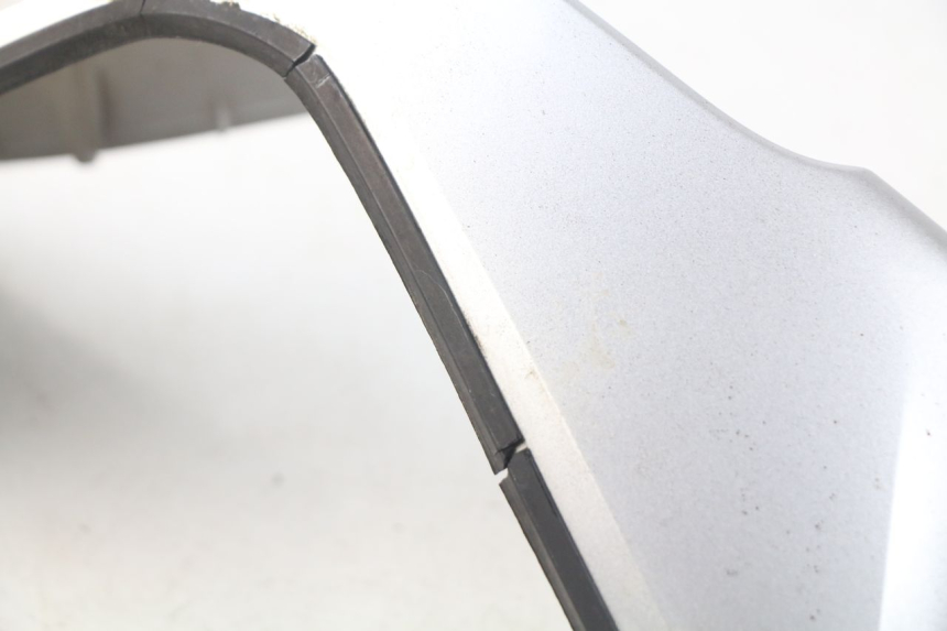 photo de VORDERER LENKERABDECKUNG HONDA FES PANTHEON 125 (2003 - 2007) - Details der Befestigungspunkte