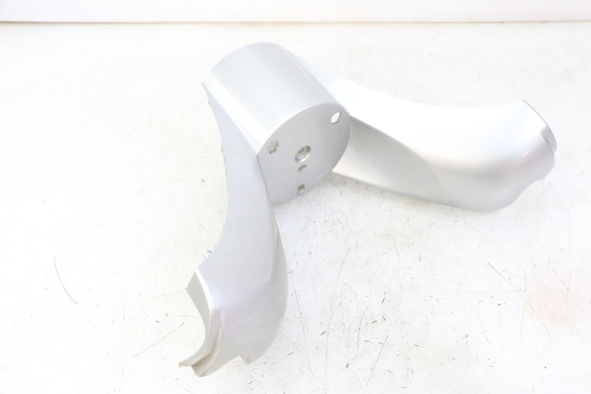 photo de LENKERVERKLEIDUNG VORNE KYMCO GRAND DINK 125 (2008 - 2014) - Details der Befestigungspunkte