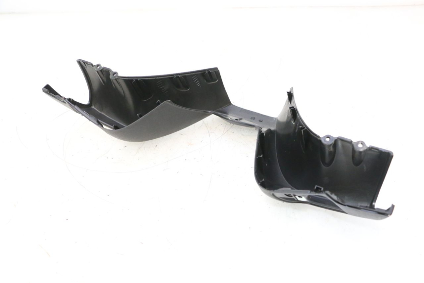 photo de VORDERER LENKERABDECKUNG PIAGGIO MP3 LT 300 (2010 - 2016) - Details der Befestigungspunkte