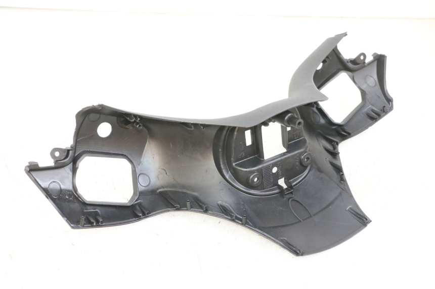 photo de LENKERVERKLEIDUNG VORNE PIAGGIO MP3 500 (2016 - 2018) - Details der Befestigungspunkte