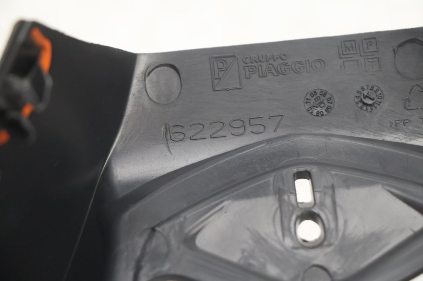 photo de VORDERER LENKERABDECKUNG PIAGGIO MP3 500 (2011 - 2015) - Details der Befestigungspunkte