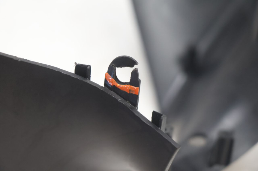 photo de LENKERVERKLEIDUNG VORNE PIAGGIO ZIP IGET 4T 50 (2021 - 2023) - Details der Befestigungspunkte