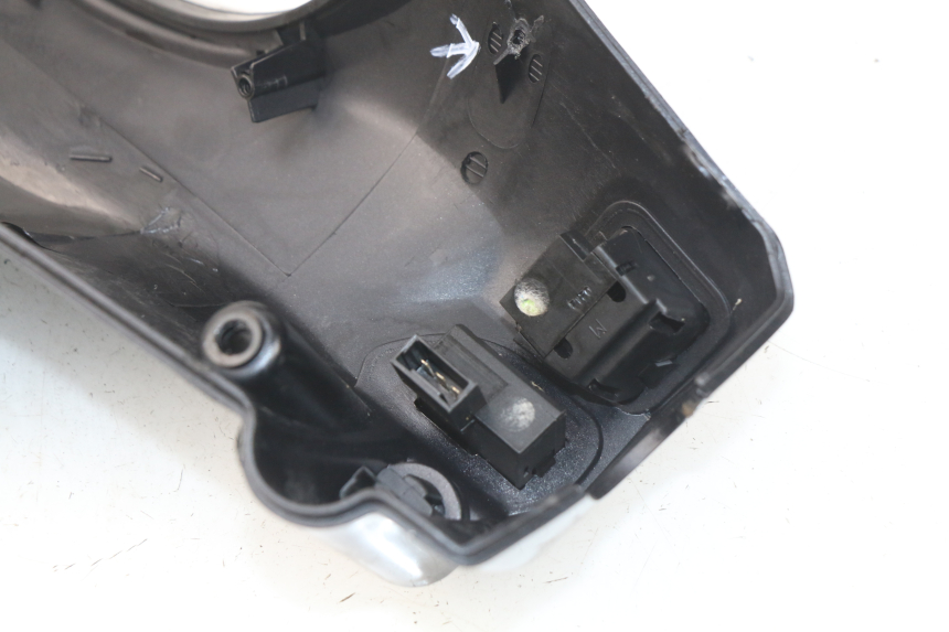 photo de LENKER VERKLEIDUNG ZÜNDSCHLOSS PIAGGIO FLY IE 125 (2012 - 2017) - Detaillierte Sichtprüfung