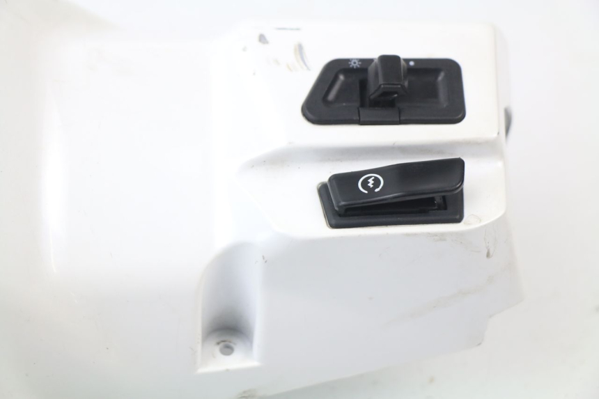 photo de LENKER VERKLEIDUNG ZÜNDSCHLOSS KYMCO LIKE 2T 50 (2009 - 2018) - Details der Befestigungspunkte