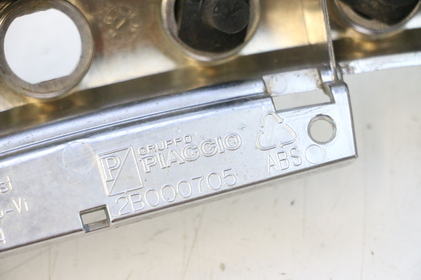 photo de LENKER VERKLEIDUNG ZÜNDSCHLOSS PIAGGIO MP3 500 (2016 - 2018) - Detailansicht des Bauteils