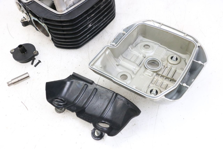 photo de ZYLINDERKOPF VORN MOTO GUZZI NORGE 8V GT 1200 (2011 - 2016) - Fokus auf die Struktur