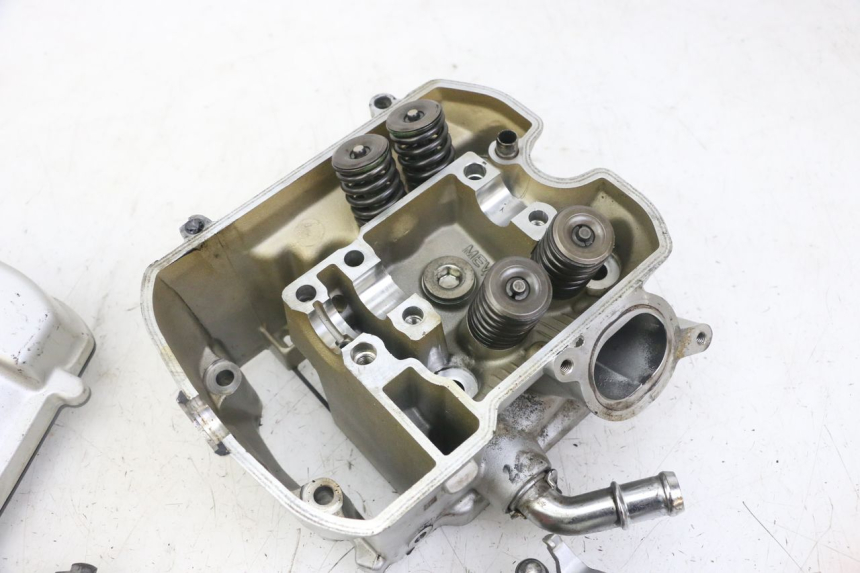 photo de ZYLINDERKOPF VORN HONDA NTV DEAUVILLE ABS 700 (2007 - 2016) - Alternativer Blickwinkel