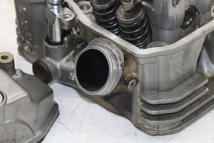 photo de ZYLINDERKOPF VORN HONDA NTV REVERSE 650 (1988 - 1988) - Fokus auf die Struktur