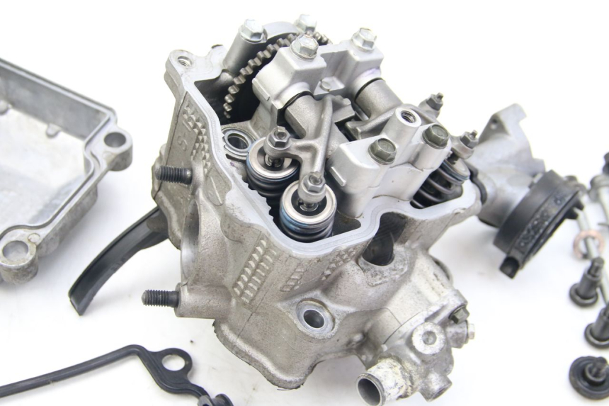 photo de ZYLINDERKOPF SUZUKI BURGMAN 125 (2007 - 2014) - Zoom auf Komponenten