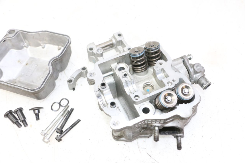 photo de ZYLINDERKOPF SUZUKI BURGMAN 125 (2007 - 2014) - Zoom auf Komponenten