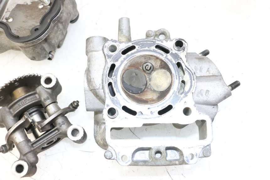 photo de Zylinderkopf HONDA FES S-WING SWING ABS 125 (2007 - 2015) - Charakteristische Merkmale