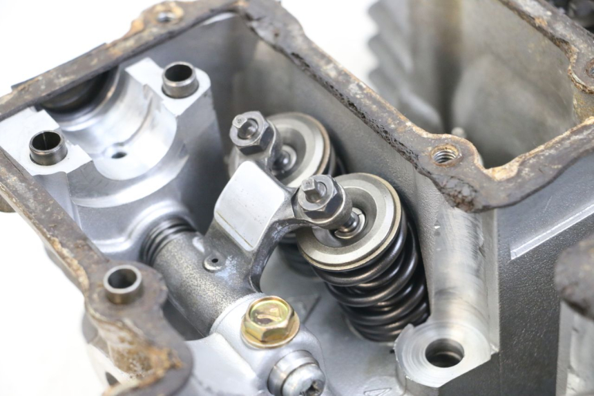 photo de ZYLINDERKOPF SUZUKI GSX E 250 (1982 - 1983) - Zoom auf Gebrauchszustand