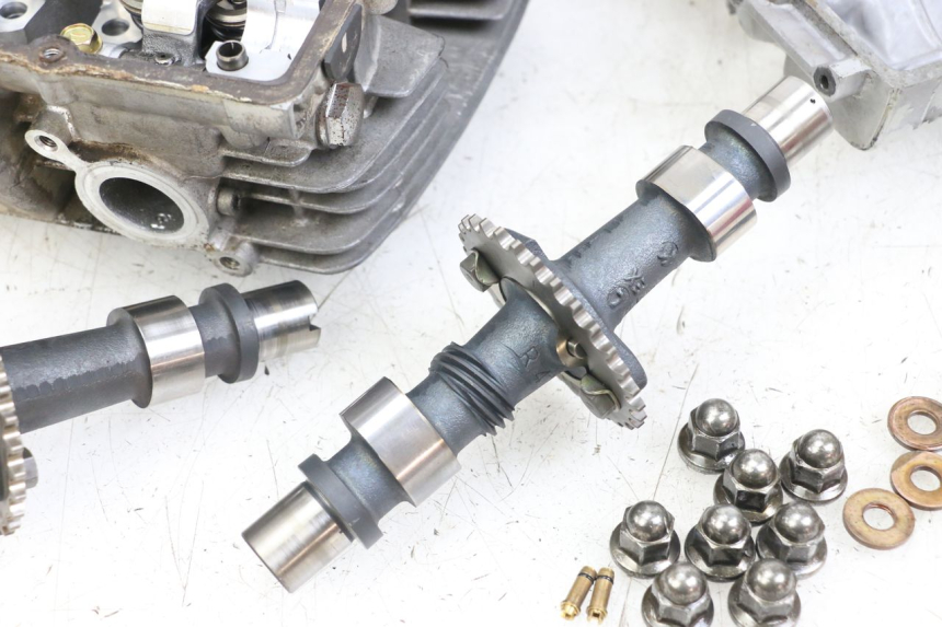 photo de ZYLINDERKOPF SUZUKI GSX E 250 (1982 - 1983) - Details der Befestigungspunkte