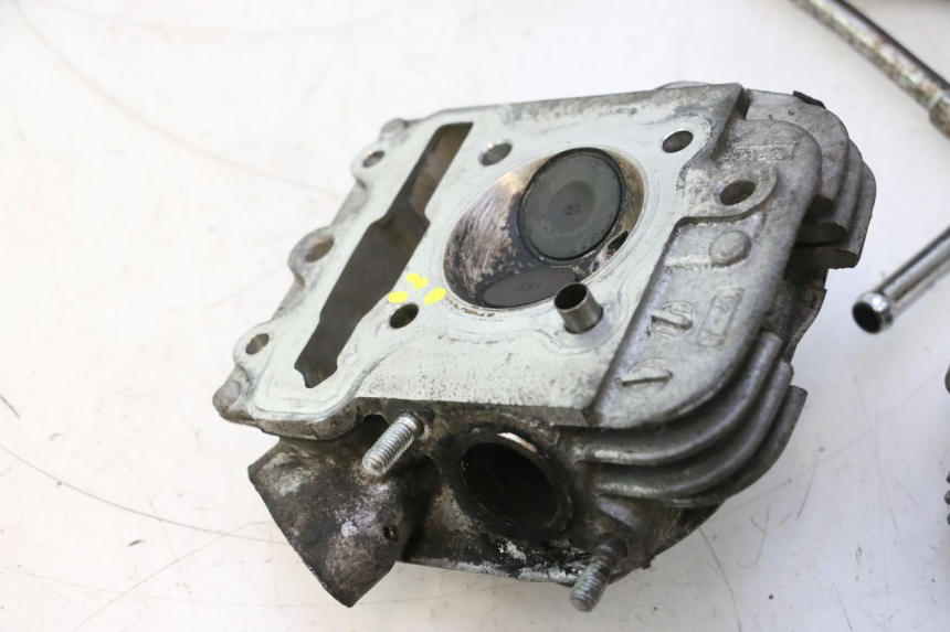 photo de ZYLINDERKOPF HONDA SCV LEAD 100 (2003 - 2007) - Alternativer Blickwinkel