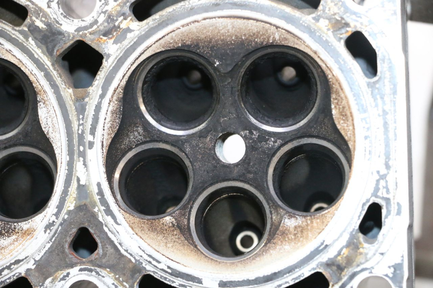 photo de ZYLINDERKOPF YAMAHA YZF R GENESIS 750 (1993 - 1998) - Detailansicht des Bauteils