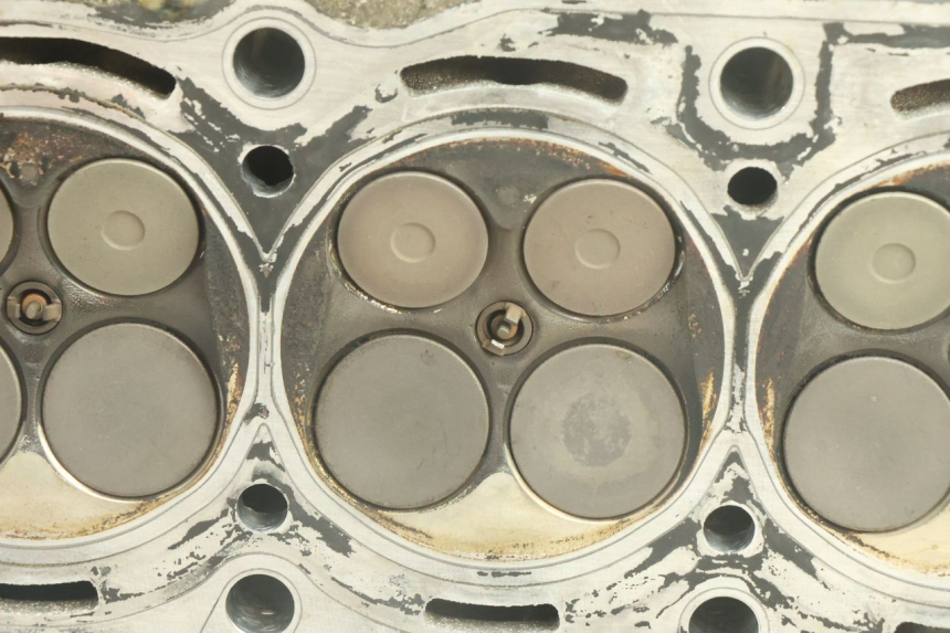 photo de ZYLINDERKOPF YAMAHA YZF R6 600 (2008 - 2009) - Details der Befestigungspunkte