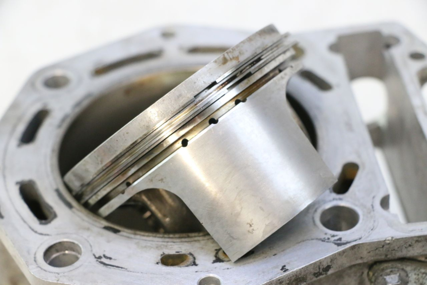 photo de ZYLINDER MIT KOLBEN VORNE GILERA GP 800 (2007 - 2013) - Detaillierte Sichtprüfung
