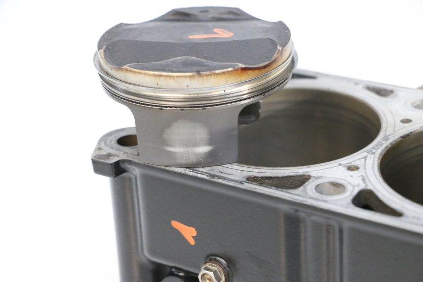 photo de ZYLINDER KOLBEN MV AGUSTA BRUTALE R WALLY 910 (2008 - 2008) - Details der Befestigungspunkte