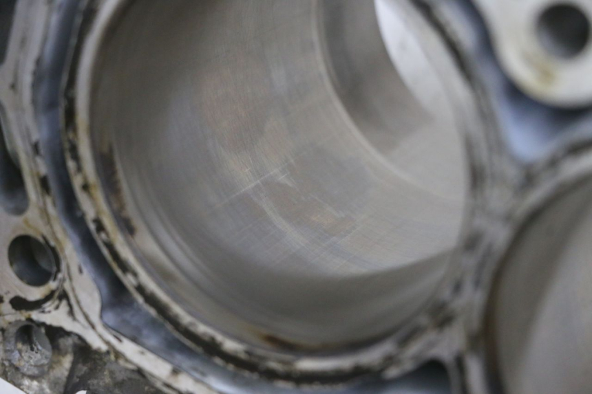 photo de ZYLINDER KOLBEN SUZUKI BURGMAN 650 (2013 - 2020) - Fokus auf die Struktur