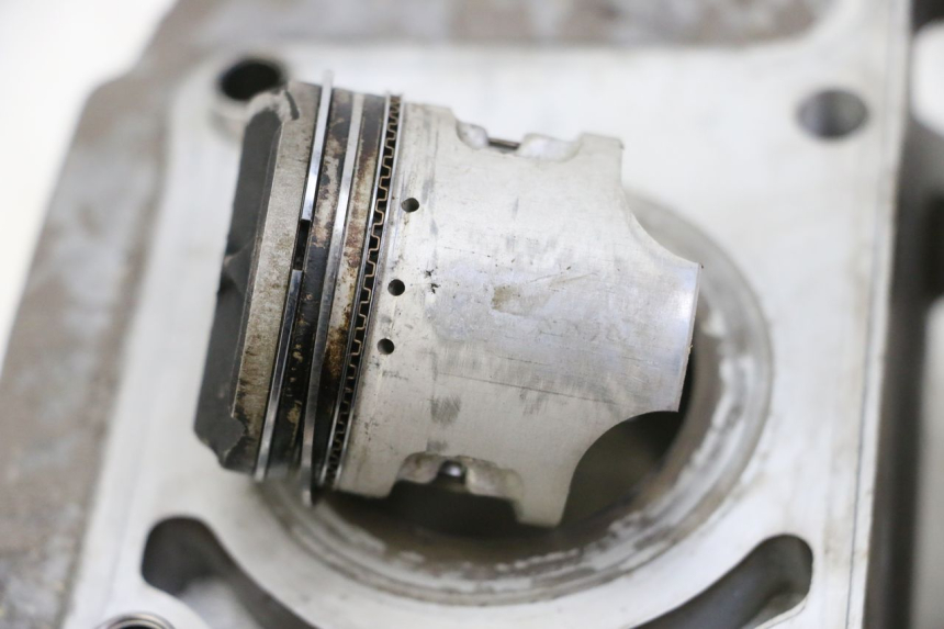 photo de ZYLINDER KOLBEN HYOSUNG GTR 125 (2006 - 2008) - Fokus auf die Struktur