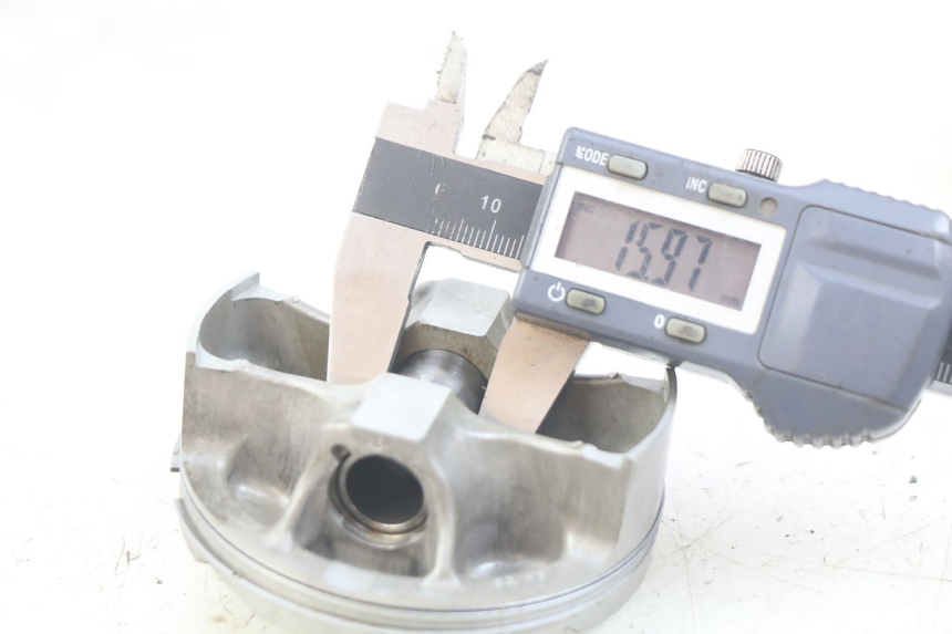 photo de ZYLINDER KOLBEN HONDA CRF 250 (2013 - 2016) - Zoom auf Gebrauchszustand