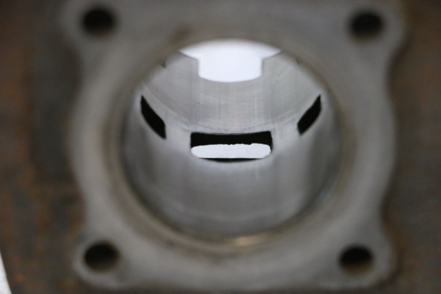 photo de ZYLINDER KOLBEN PEUGEOT LUDIX 50 (2008 - 2017) - Details der Befestigungspunkte