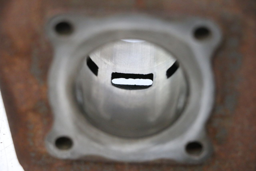 photo de ZYLINDER KOLBEN PEUGEOT LUDIX 50 (2005 - 2007) - Details der Befestigungspunkte