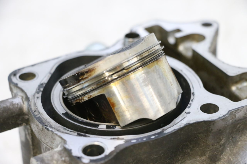 photo de ZYLINDER KOLBEN HONDA PCX (JF57/JF64) 125 (2014 - 2018) - Zoom auf Gebrauchszustand