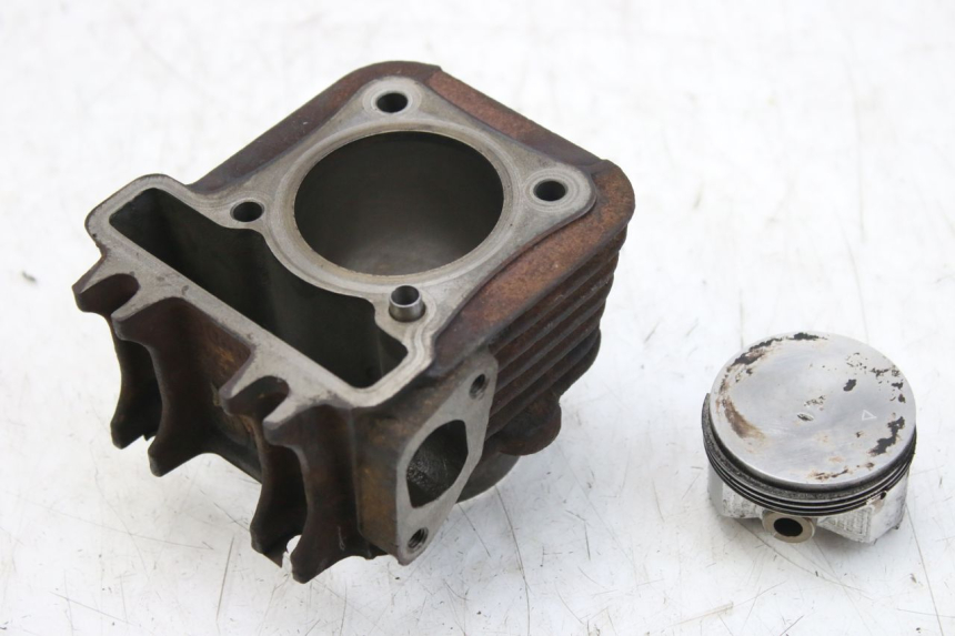 photo de ZYLINDER KOLBEN APRILIA SCARABEO 100 (2003 - 2012) - Zoom auf Gebrauchszustand