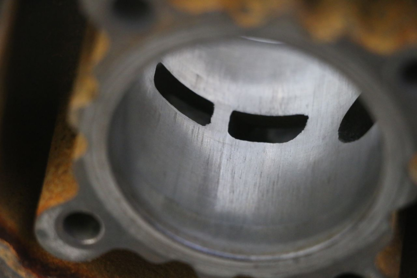 photo de ZYLINDER KOLBEN DERBI SENDA SM DRD 50 (2008 - 2013) - Charakteristische Merkmale