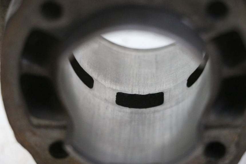 photo de ZYLINDER KOLBEN DERBI SENDA SM DRD 50 (2008 - 2013) - Details der Befestigungspunkte