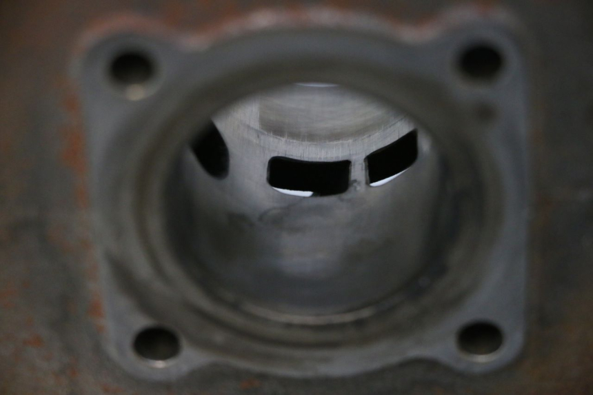 photo de ZYLINDER KOLBEN PEUGEOT SPEEDFIGHT 2 AC 50 (2000 - 2009) - Details der Befestigungspunkte