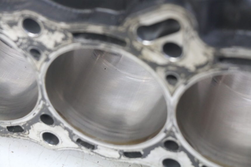 photo de ZYLINDER KOLBEN YAMAHA YZF R1 1000 (2007 - 2008) - Fokus auf die Struktur