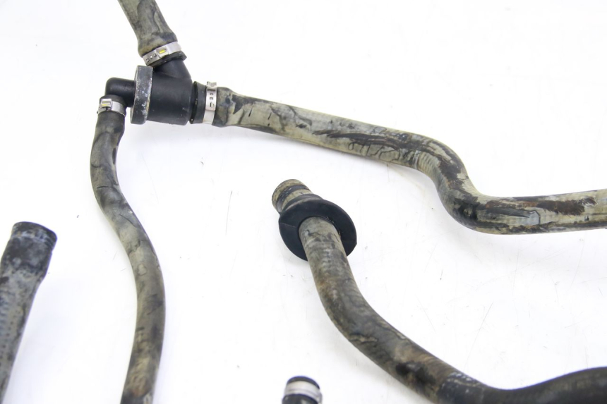 photo de KÜHLERSCHLAUCH PIAGGIO VESPA GTS SUPER IE 125 (2009 - 2016) - Details der Befestigungspunkte