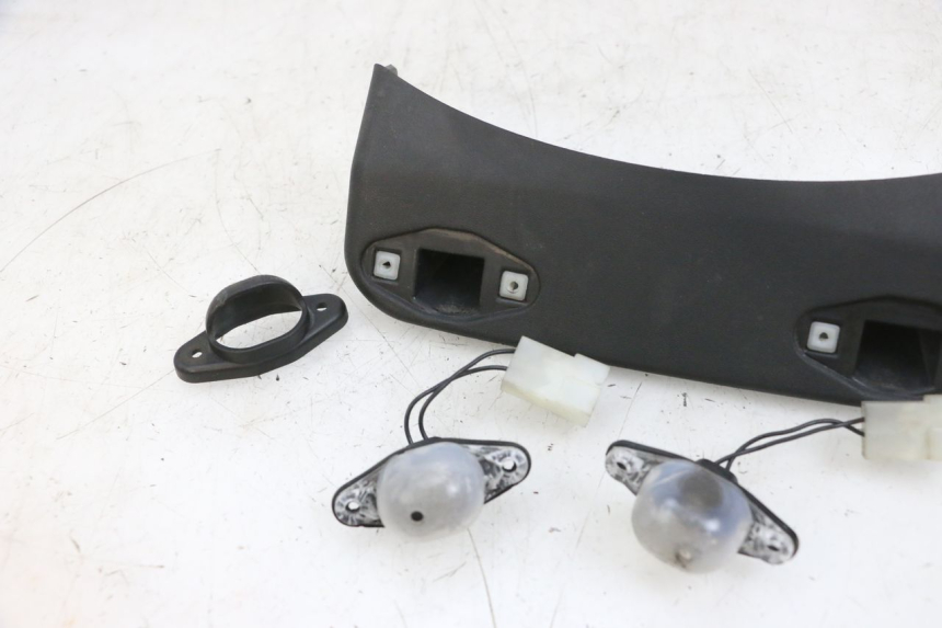 photo de KENNZEICHENBELEUCHTUNG PIAGGIO MP3 RL 250 (2006 - 2010) - Details der Befestigungspunkte