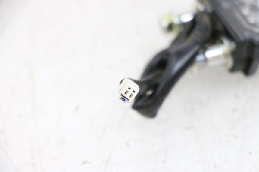 photo de KENNZEICHENBELEUCHTUNG YAMAHA NEO'S CORE 1 (2022 - 2026) - Zoom auf Gebrauchszustand